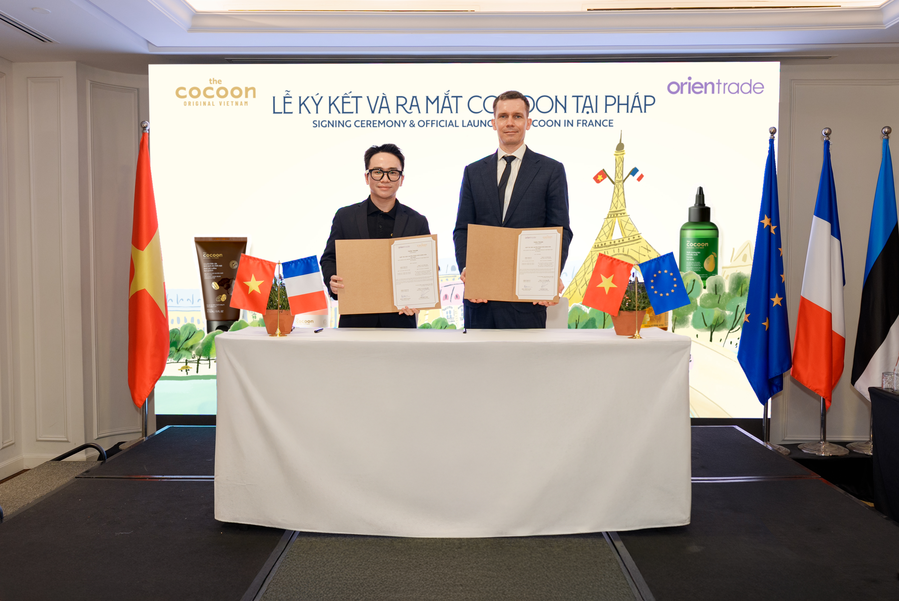 Ông Phạm Minh Dũng - đại diện thương hiệu Cocoon thực hiện ký kết hợp tác cùng ông Madis-Marius Vahtre – Giám đốc Điều hành Orien Trade