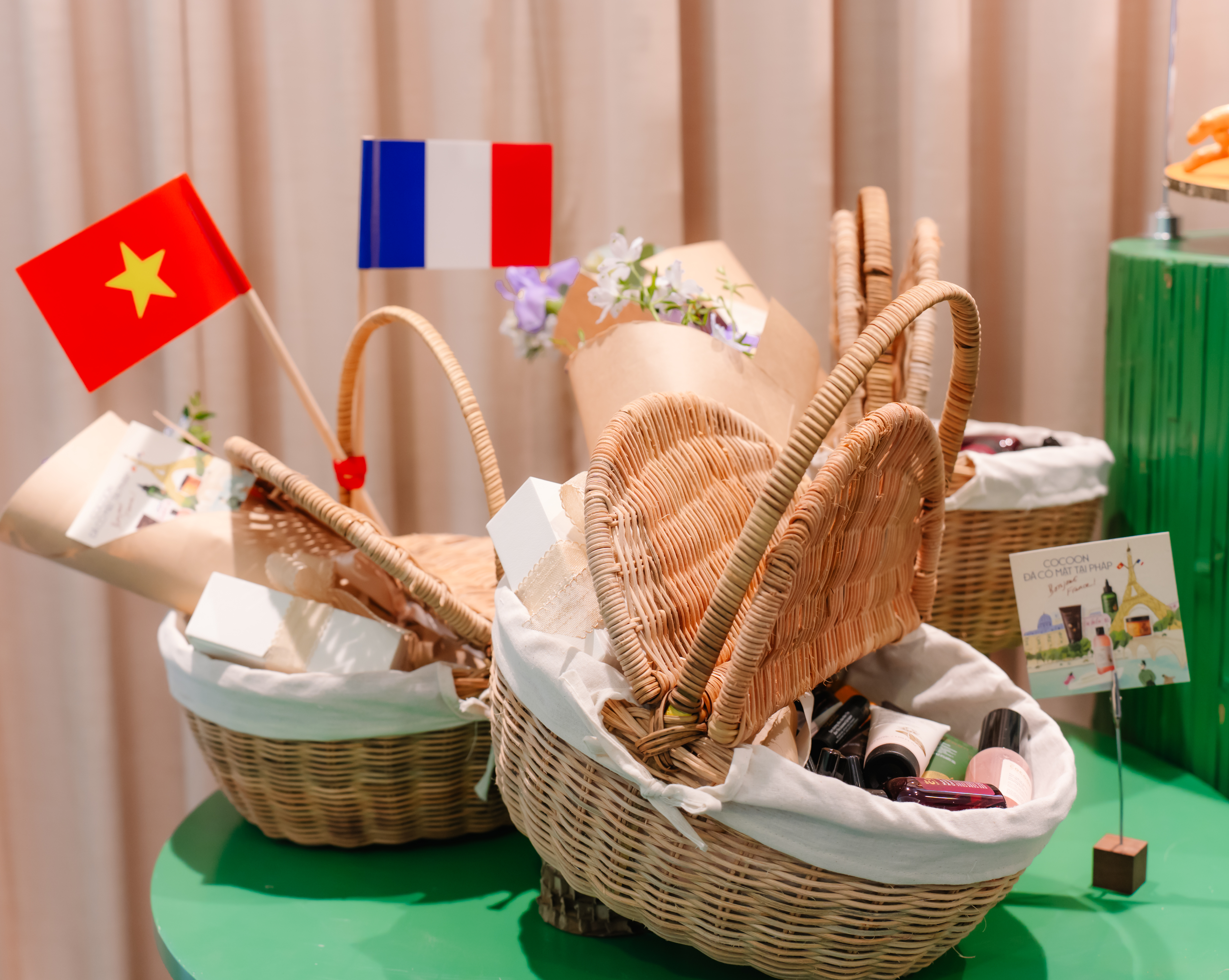 Để được lưu hành tại Pháp và các quốc gia thuộc Liên minh châu Âu (EU), sản phẩm của thương hiệu cần đáp ứng nhiều quy định chung, bao gồm: tiêu chuẩn Thực hành sản xuất tốt (GMP) tại nhà máy; đăng ký trên Cổng thông báo mỹ phẩm châu Âu (CPNP); tuân thủ các quy định về hương liệu theo tiêu chuẩn của Hiệp hội Hương liệu Quốc tế (IFRA); đồng thời bảo đảm việc công bố thành phần và ghi nhãn theo danh pháp quốc tế (INCI) cùng các yêu cầu pháp lý tại châu Âu. Quá trình hoàn thiện hồ sơ và đáp ứng các quy định này đã được Cocoon triển khai trong hơn hai năm.